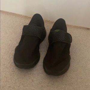 BLACK NIKE SOCK DART